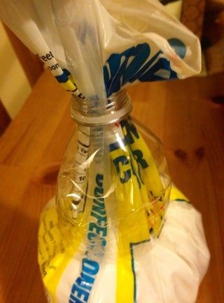 Plastic flessen gebruiken om zakken te sluiten