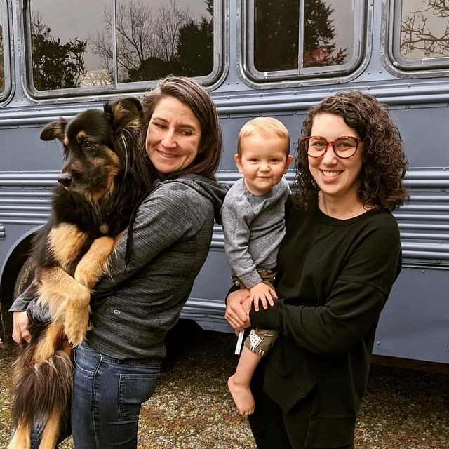 Un couple transforme un bus scolaire en une confortable mini-maison pour y vivre avec leurs enfants et leur chien - 11