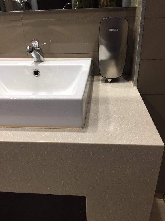10. In de badkamer van dit restaurant willen ze niet dat je je handen met zeep wast...