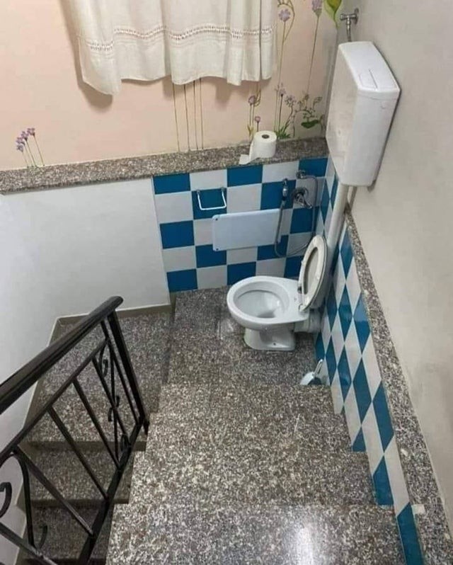 4. Als het toiletpapier van de trap valt heb je een probleem...