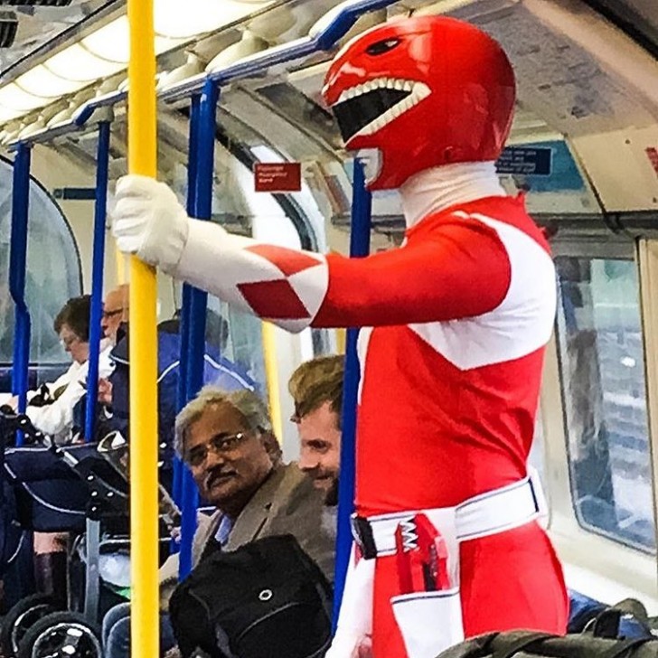 2. Un Power Ranger rosso a colorare la mattinata in metropolitana