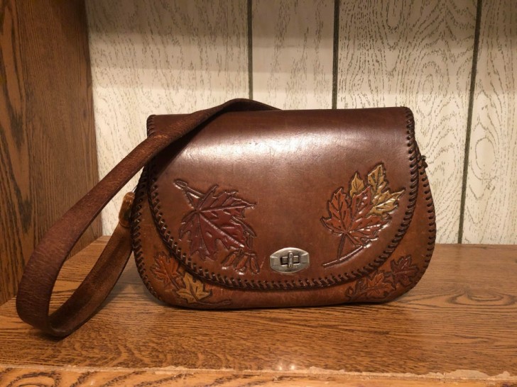 A very elegant leather bag that I paid only 6 dollars for: look how wonderful it is!