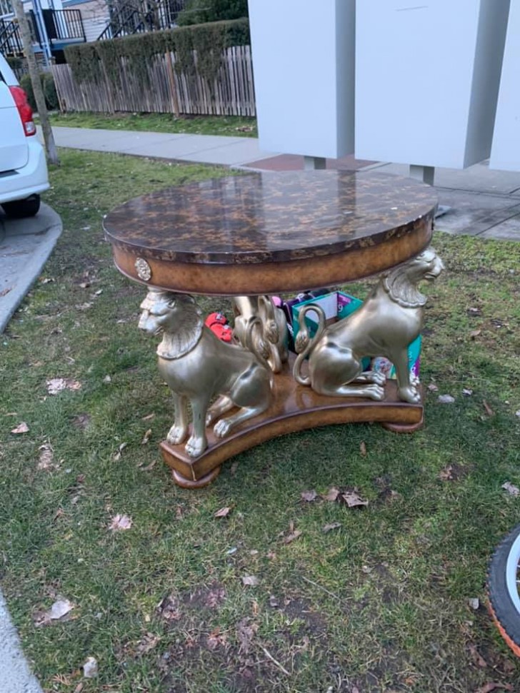 Cette table basse en marbre décorée de lions a été laissée dans la cour de mon immeuble : inutile de préciser qu'elle se trouve désormais chez moi !