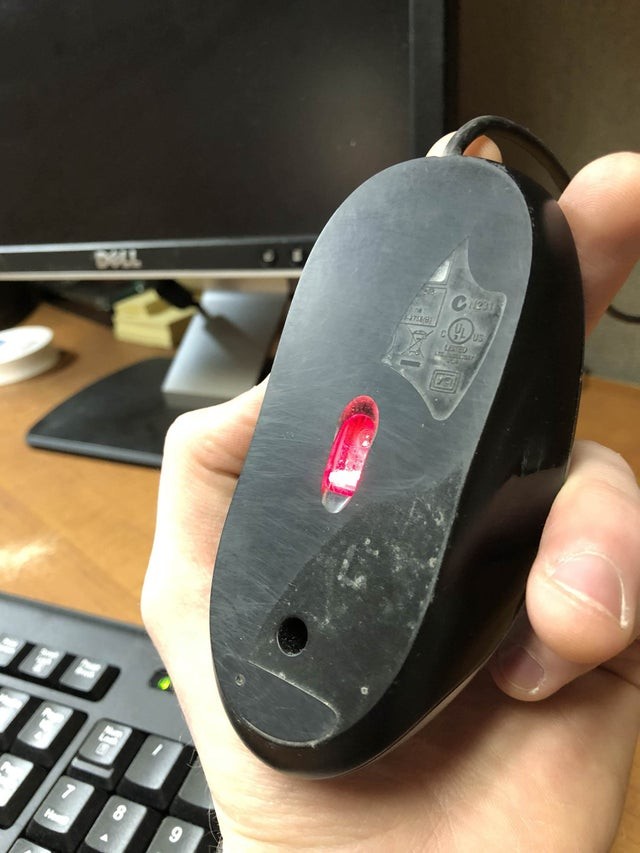 Cette souris est complètement abîmée, mais je ne peux pas m'empêcher de continuer à l'utiliser !