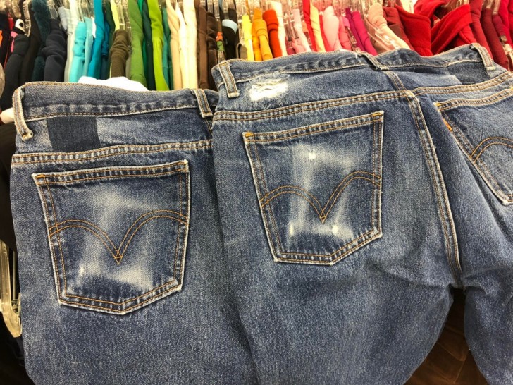 Jeans encontrados en un negocio de cosas usadas: el viejo dueño probablemente usaba mucho la billetera...¡en el bolsillo de atrás!
