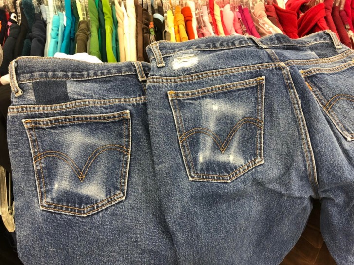 Jeans gevonden in een kringloopwinkel: de oude eigenaar heeft de portemonnee waarschijnlijk veel gebruikt... in de achterzak!