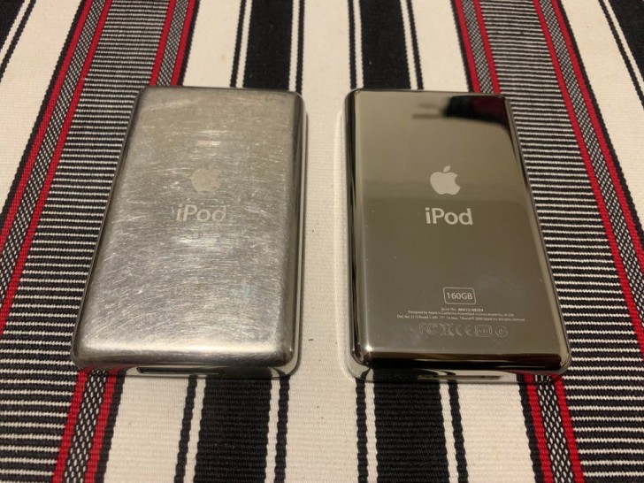 Der Unterschied liegt in den Details: rechts ein nagelneuer iPod, links einer, der seit 12 Jahren in Benutzung ist ...