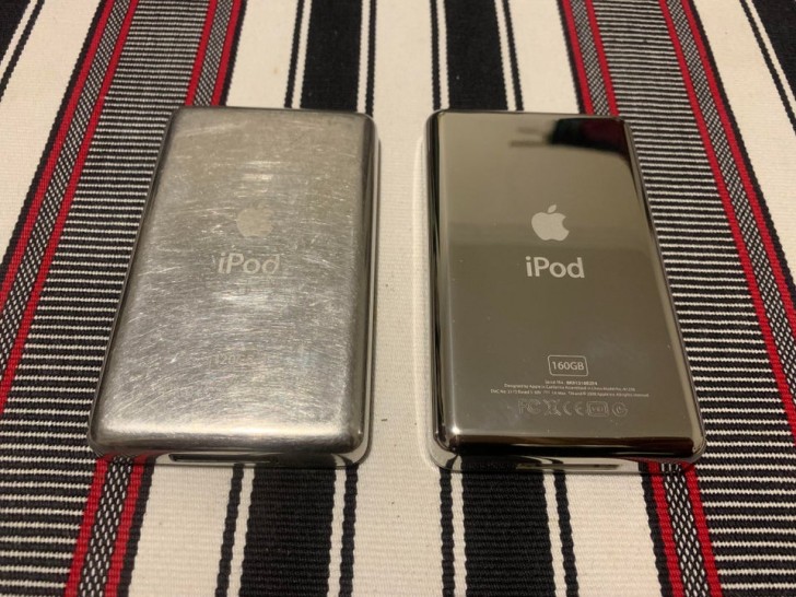 Skillnaden ligger i detaljerna: till höger en helt ny iPod, till vänster en som har använts i 12 år ...