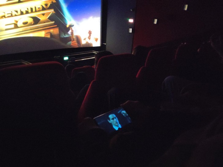 8. Wat heeft het voor zin om naar de bioscoop te gaan en je tablet te gebruiken?