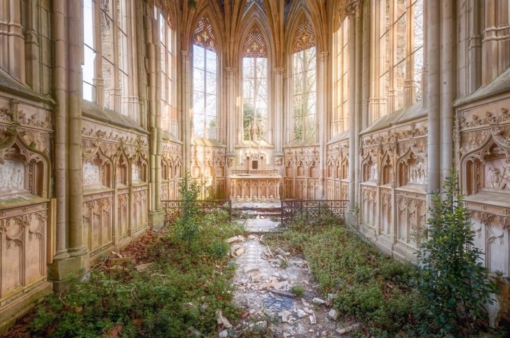 Eine gotische Kapelle in Frankreich, in der die „Gläubigen“ nur Pflanzen, Vegetation und wilde Tiere sind.