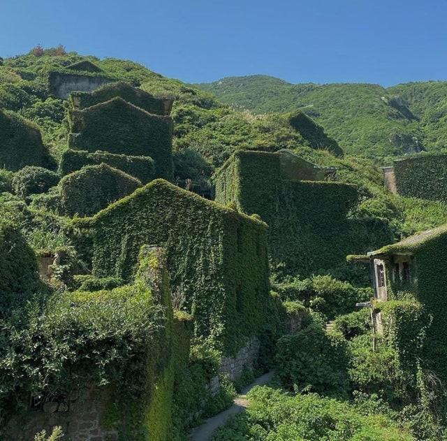 En kinesisk by som moder jord täckt med sin rikliga vegetation...