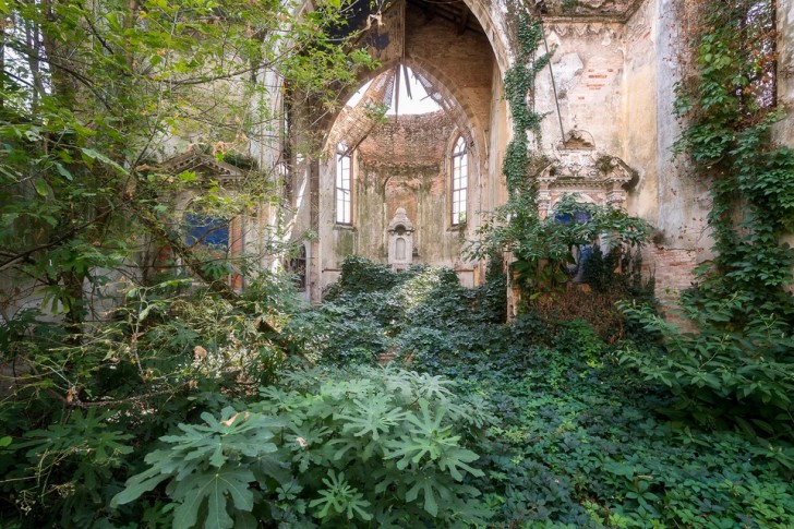 Uma igreja abandonada onde reinam o verde e as cores das flores silvestres: estamos na Itália