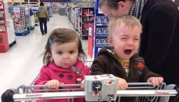 El hermano no quería compartir con la hermana el carro de las compras: ¡Qué malo!