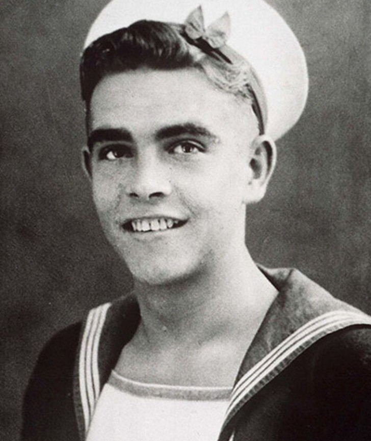 En ung man i sjömanskläder vars ansikte har etsat sig fast i många hjärtan...