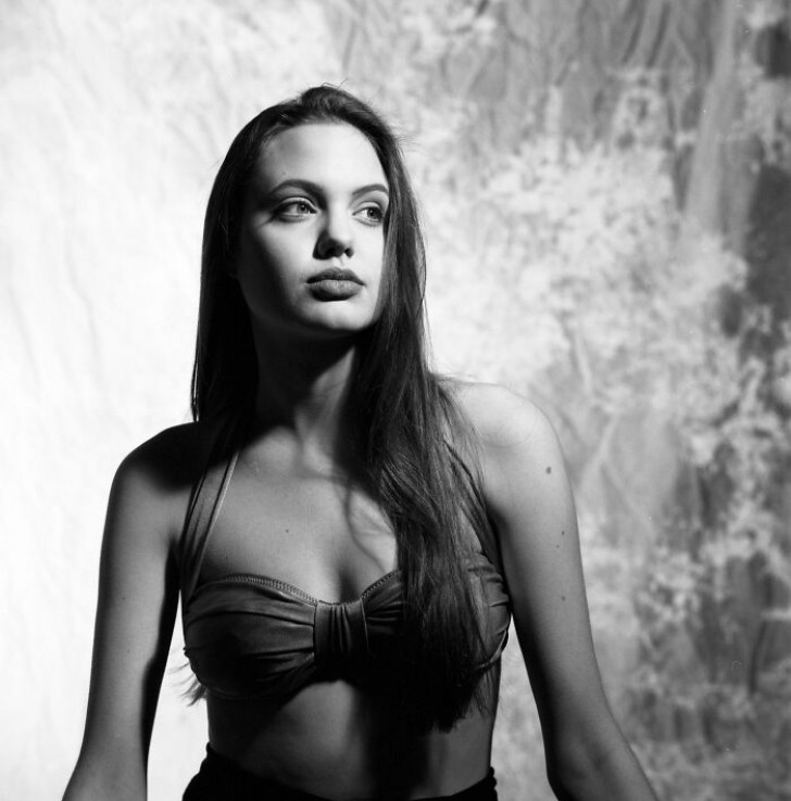 A charming Angelina Jole before making her triumphant debut in the world of cinema: what class!