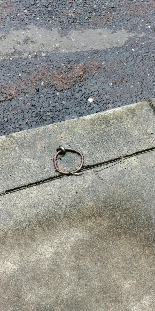 13. En deze metalen ringen vastgemaakt in de grond?