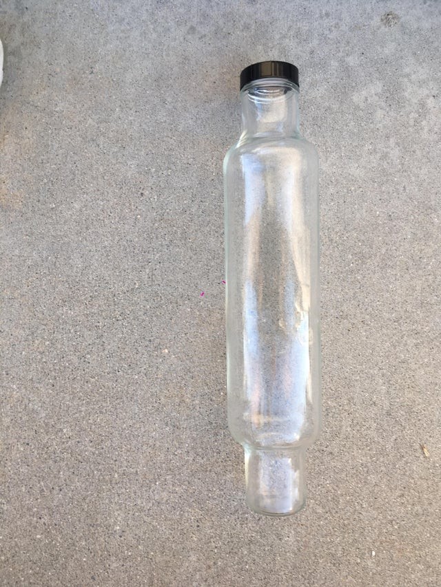 16. Wissen Sie, wofür diese spezielle "Flasche" verwendet wird? Von der Form her sieht es aus wie eine Art Nudelholz...