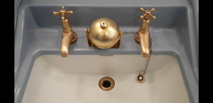 17. Si vous vous demandez ce qu'est cet objet au milieu des robinets, c'est un fascinant distributeur de savon vintage !