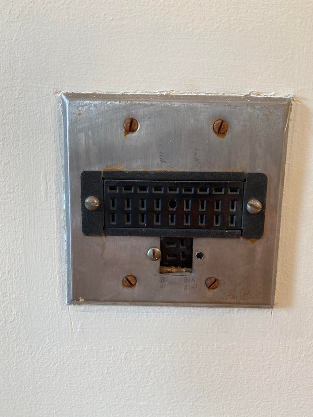 4. In een oud huis uit de jaren ’50 vond ik dit vreemde stopcontact... wat heeft het voor nut?