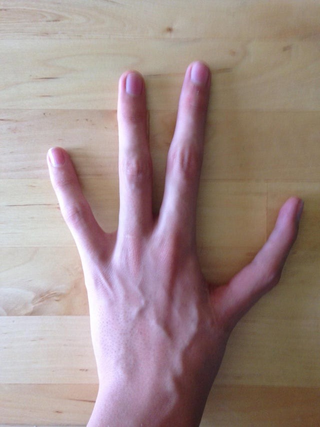 10. Quatre doigts dans la main.
