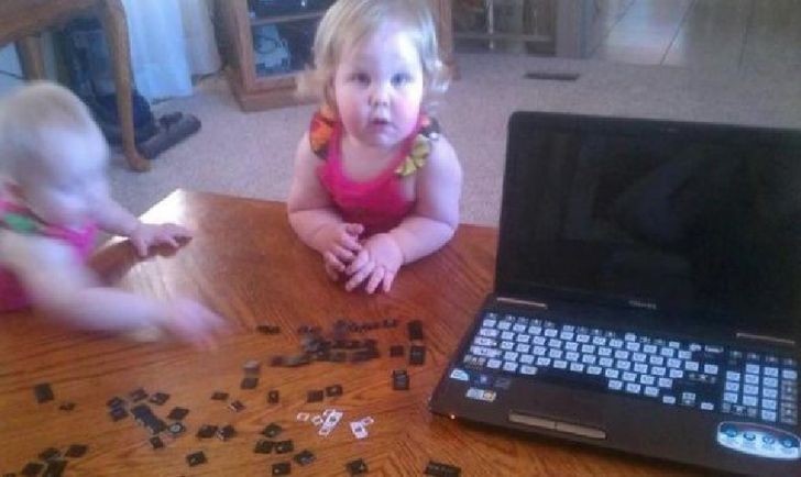 11. "Hola mamá, te hemos quitado las piezas que no servían del teclado..."