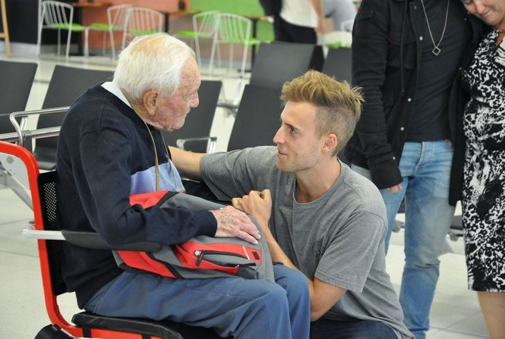 Uno sguardo tra nonno e nipote che dice molto più di tante parole...