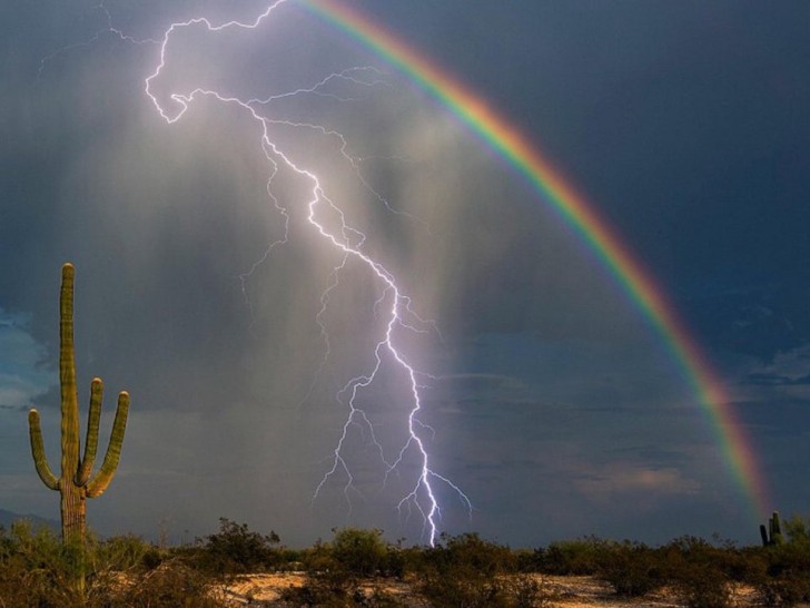 5. Blitz und Regenbogen in der Wüste.