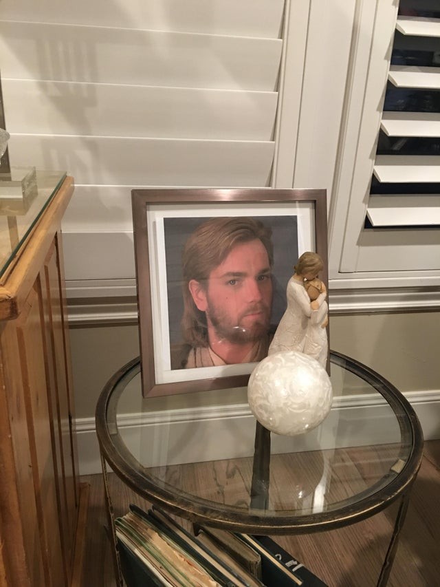 I replaced the image of Jesus with that of Obi-Wan Kenobi three months ago: no one at home has noticed it yet ...