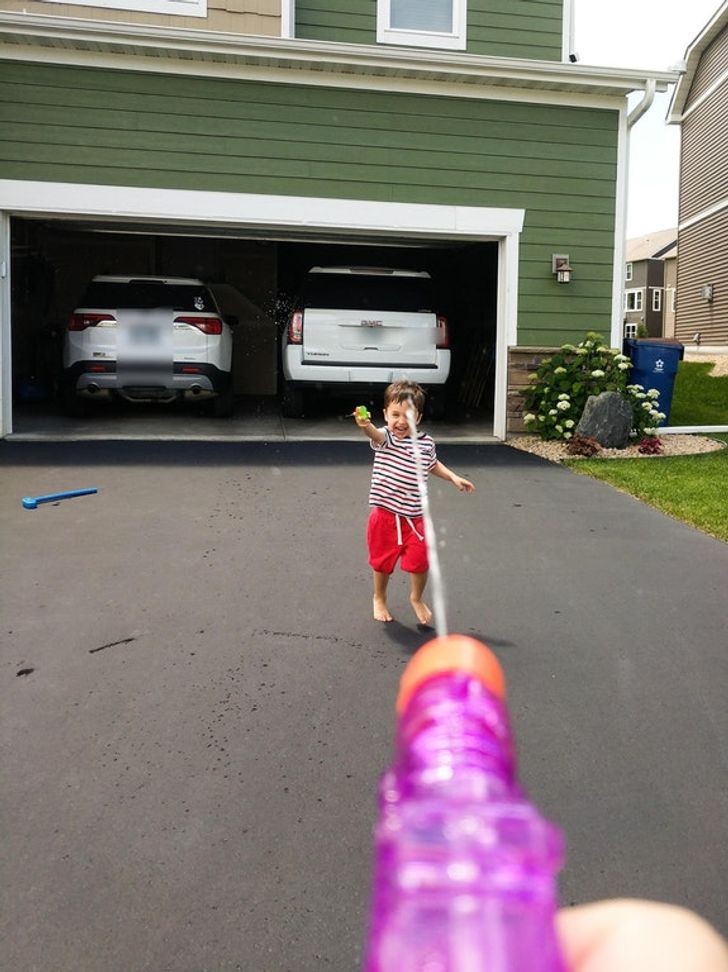 Che papà cattivo, non si punta una pistola ad acqua al proprio figlioletto!