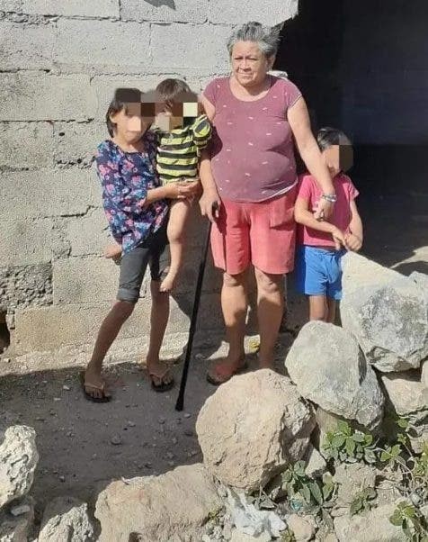 Una abuela pobre y con problemas de salud pide ayuda para hacerse cargo de sus 7 nietos: no tiene nada para comer - 2