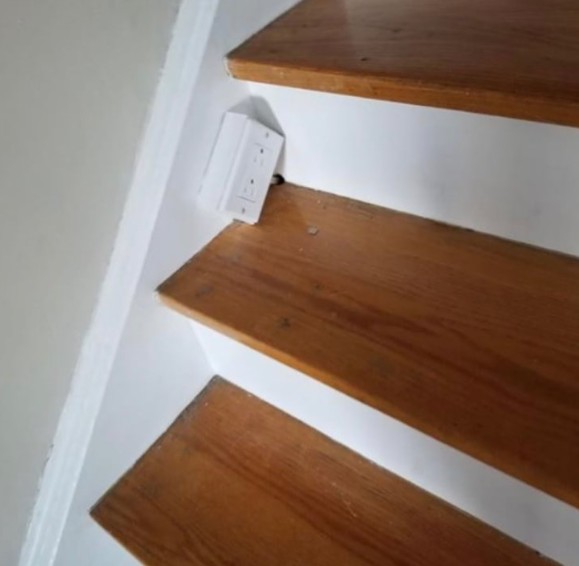 10. Eine Steckdose auf der Treppe.