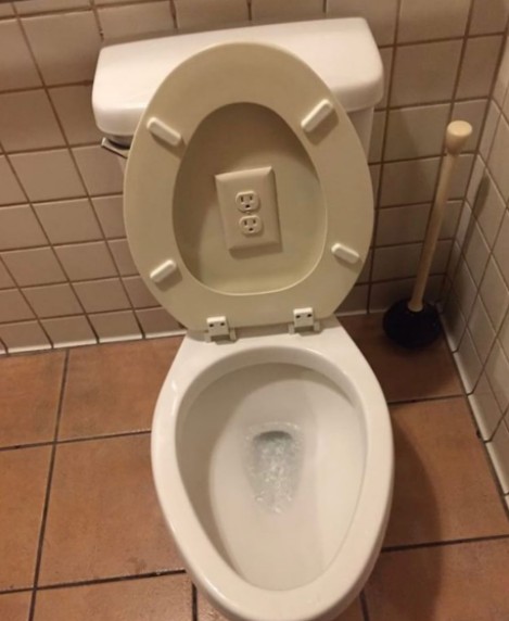 4. Die Steckdosen in der Toilette.

