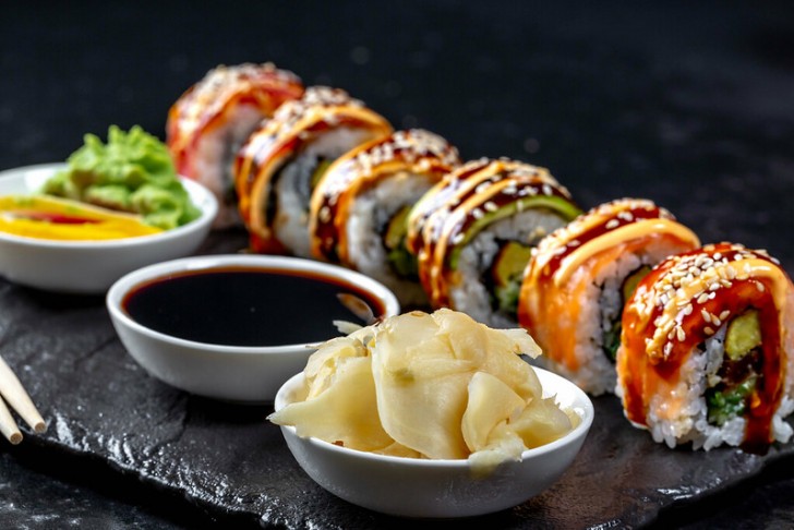 Usare lo zenzero come accompagnamento per condire il sushi