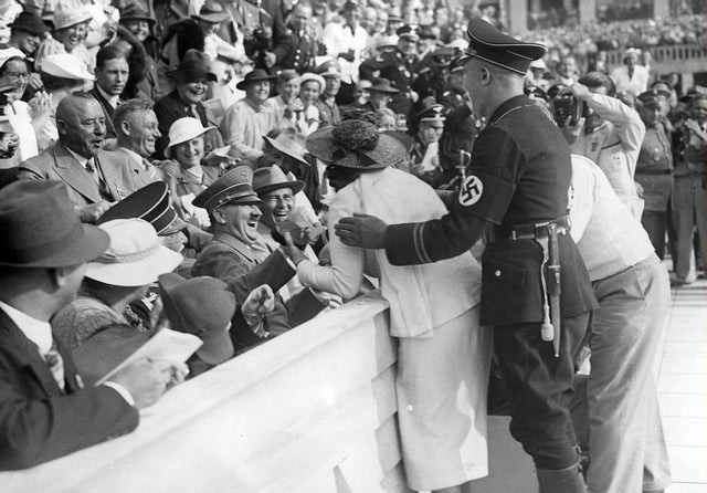 14. Hitlers hilarische reactie op een kus van een Amerikaanse vrouw, zijn bewonderaar, tijdens de Olympische Spelen van 1936