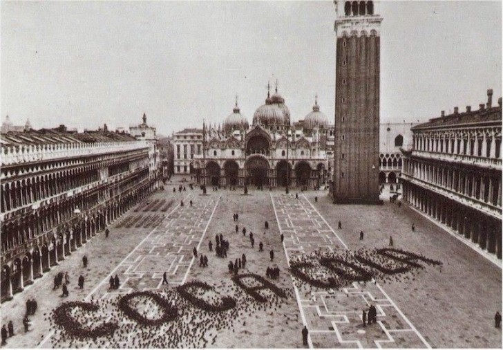 7. Las palomas forman una particular publicidad de Coca-Cola, en Venecia (1960)