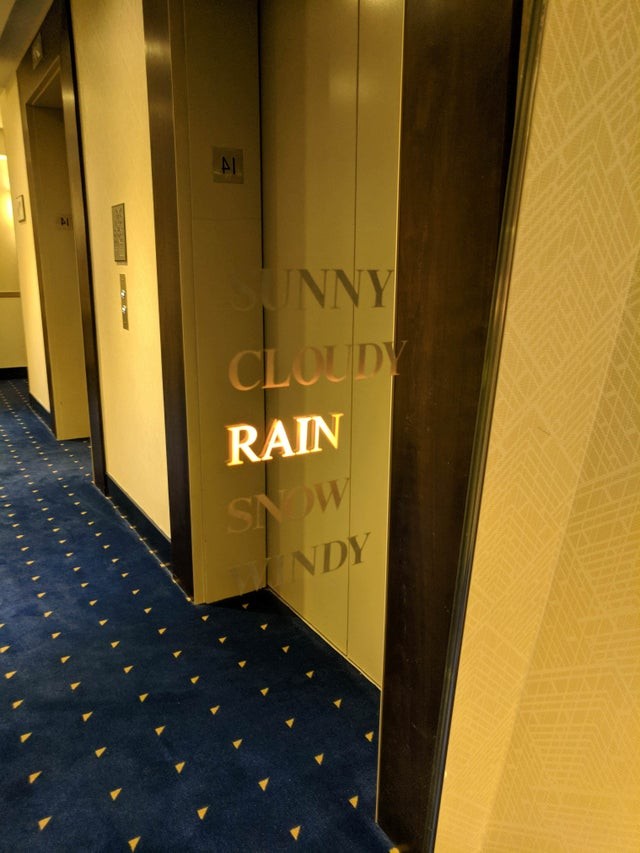 18. Autre miroir intelligent : dans le couloir de l'hôtel, il nous indique le temps qu'il fait dehors !