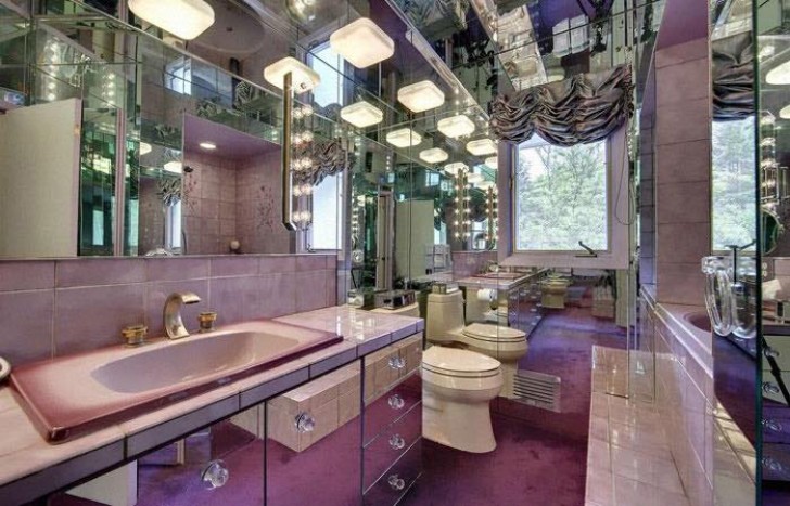 7. La salle de bains idéale pour ceux qui ne peuvent s'empêcher de s'admirer dans le miroir.