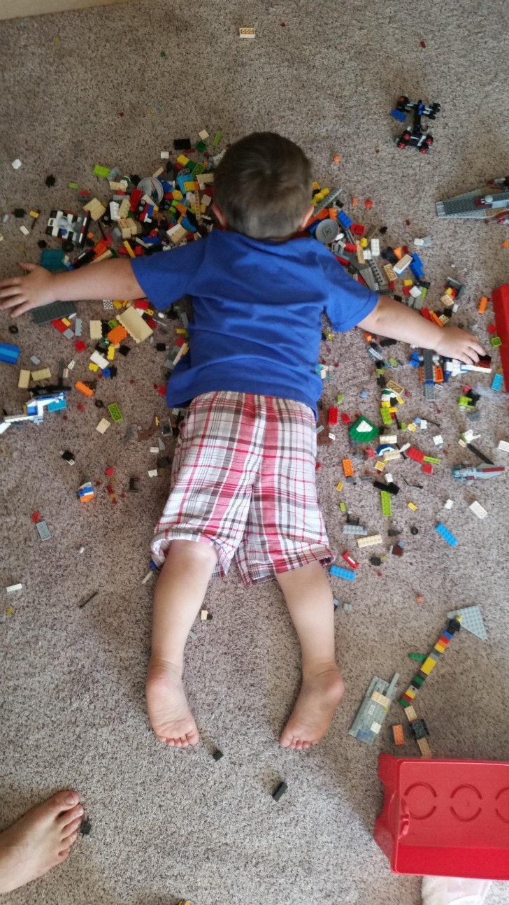 14. Solo lui riesce ad addormentarsi sui LEGO...