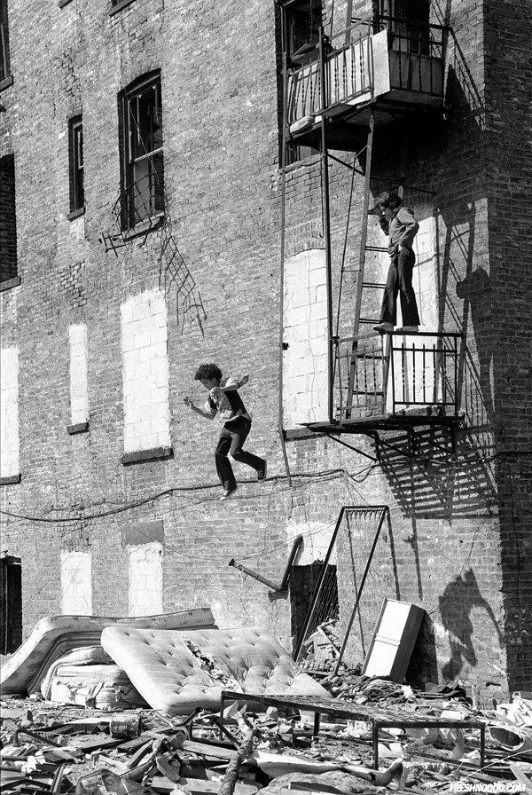 1. Niños que juegan con una escalera contra incendios y viejos colchones en el Lower East Side de Nueva York, 1979