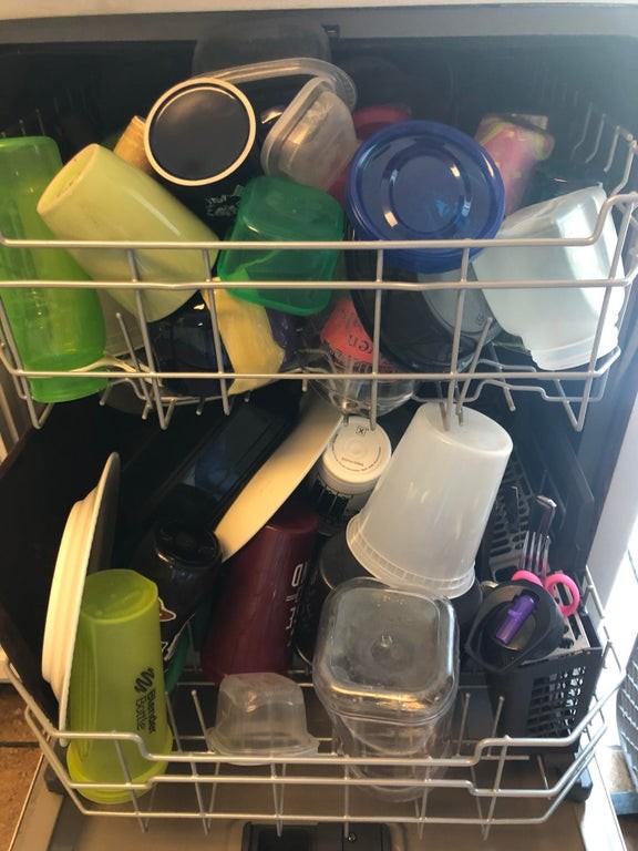 18. Perché mia moglie carica la lavastoviglie così? Mistero.