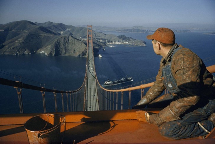 10. Vous le reconnaissez ? C'est le Golden Gate Bridge à San Francisco, et cet ouvrier le peignait de sa couleur orange caractéristique.