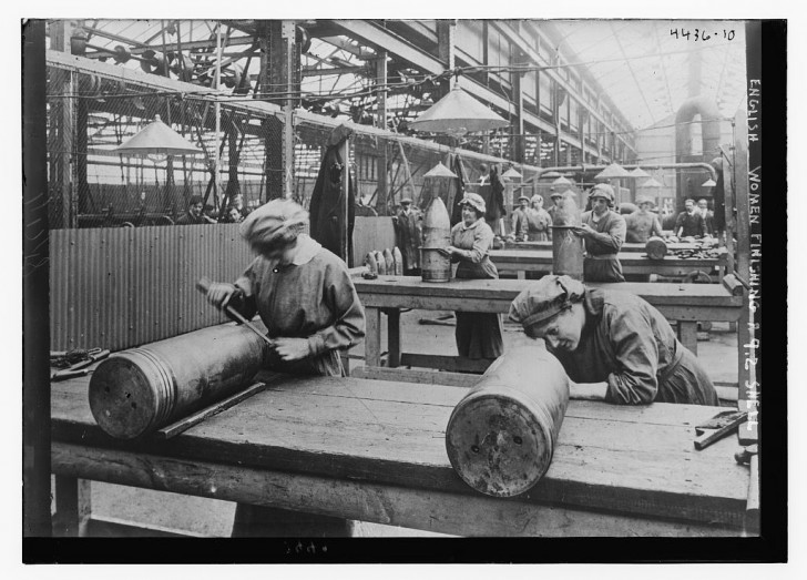 13. Autres ouvrières fabriquant des munitions pendant la guerre