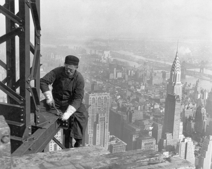 17. Ein Arbeiter schwebt über dem Empire State Building