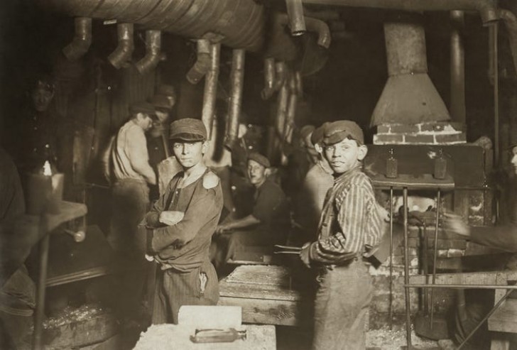 20. Werken in de fabriek was toegestaan ​​voor alle leeftijden: hier zijn we in 1908