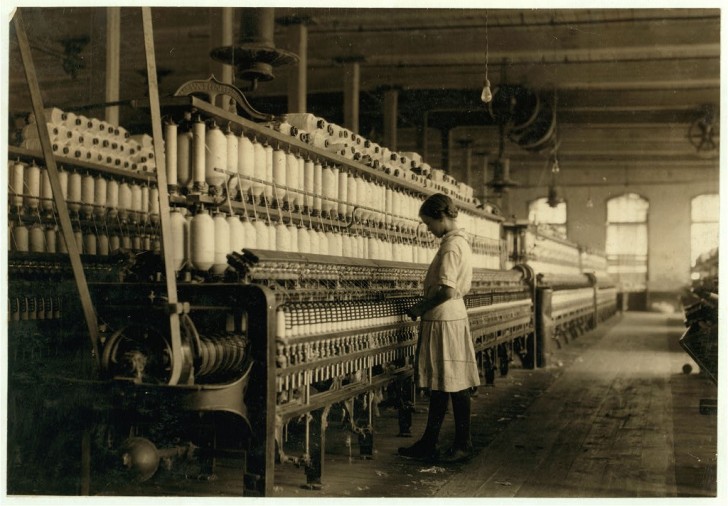 6. Ein Mädchen im Teenageralter kämpft mit ihrer Arbeit in einer texanischen Baumwollspinnerei, 1913