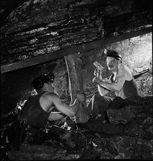 8. Immer in der Mine: ein täglicher Moment zwischen zwei Kollegen