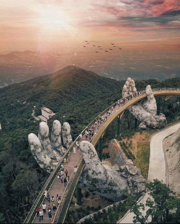 
12. Zwei riesige Hände halten eine Brücke