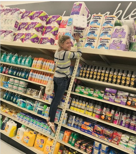 7. Le avventure al supermercato: in equilibrio per prendere la carta igienica!