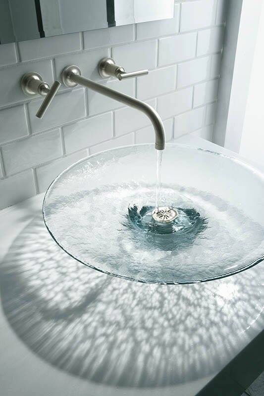 De glazen badkuip wastafels