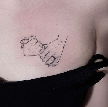 Un tatouage qui célèbre une fois de plus le lien spécial entre la grand-mère et le petit-enfant...